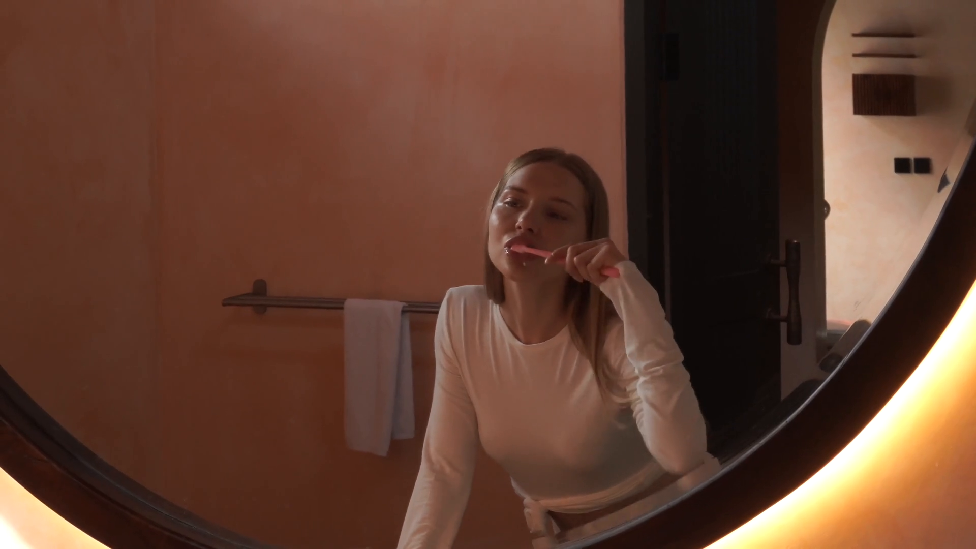 Tatilde otel odasında tanımadığım biriyle seviştim. Kocamı aldattım. Evet, ben bir fahişeyim.
