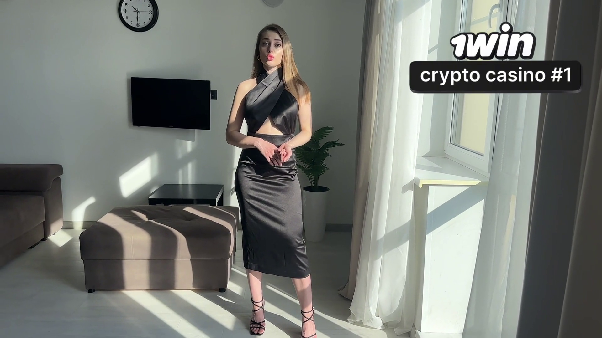 "Hazırlanmana Yardım Edeceğim" – Dar Siyah Elbise ve Topuklu Ayakkabılarla Çok Seksi Üvey